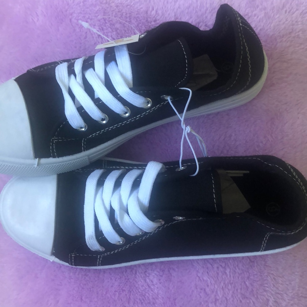 Ladies Bobbie Brooks Converse-type Shoes/Sneakers